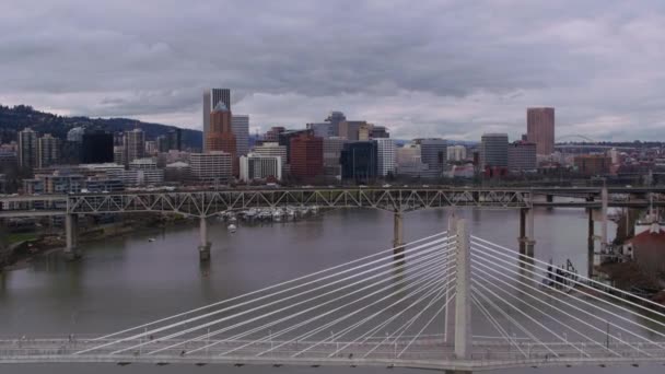Vuele Por Tilikum Crossing Marquam Bridges Para Revelar Ciudad Portland — Vídeo de stock