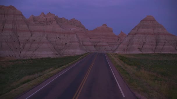 Dirigindo Através Parque Nacional Badlands Pôr Sol Dakota Sul — Vídeo de Stock