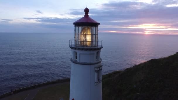 Gün Batımında Oregon Heceta Head Deniz Feneri Nin Hava Görüntüsü — Stok video