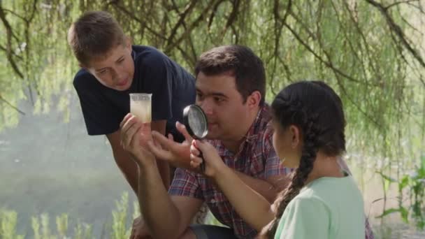 Bambini Scuola All Aperto Guardare Tazza Acqua Stagno Con Insegnante — Video Stock