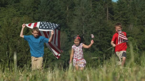 Kinder Laufen Mit Amerikanischen Flaggen Erschossen Auf Phantom Flex — Stockvideo