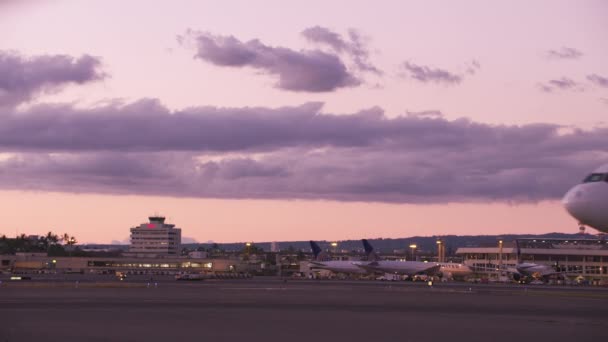 檀香山 瓦胡岛 夏威夷大约2018年 位于檀香山国际机场的联邦快递喷气式出租车 用Cineflex和Red Epic Helium拍摄 — 图库视频影像