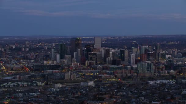 コロラド州デンバー 2017年頃 夕暮れ時のデンバーのダウンタウンの空中ビュー — ストック動画