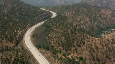 Oregon 2017 dolaylarında I-5 otobanı hava manzaralı Siskiyou Geçidi 'nden geçiyor..