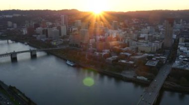 Portland City, Oregon, gün batımında, hava klibi: 4K Ultra HD