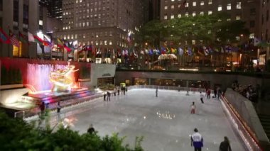 New York City, New York 'taki Rockefeller Center buz pateni pistinin 4K zaman aşımlı çekimi.