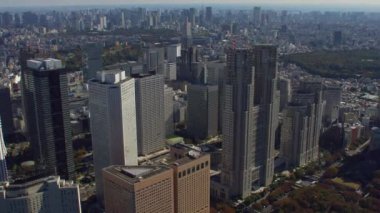 Tokyo, Japonya 2018 dolaylarında. Shinjuku, Tokyo 'daki şehir merkezindeki binaların hava görüntüsü. Kırmızı kamerayla helikopterden çekilmiş..