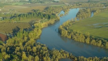 Willamette Nehri 'nin havadan görünüşü ve Dayton, Oregon yakınlarındaki tarım arazisi