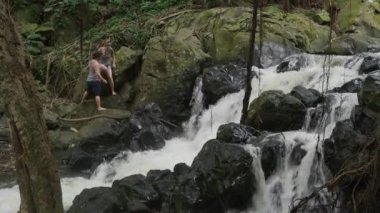 Hawaii 'de şelaleleri keşfeden bir çift