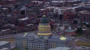 Salt Lake City, Utah. Yaklaşık 2017. Utah Eyalet Meclis Binası ve Salt Lake City 'nin havadan çekimi.