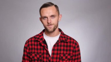 Beyaz arkaplanda insan portriatı