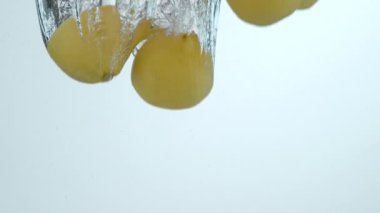 Yavaş çekimde suya düşen limonlar