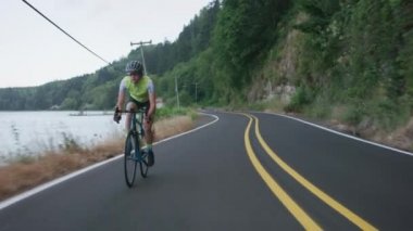 Country Road 'da bir kadın bisikletçinin görüntüsü. Ticari kullanım için tamamen serbest.