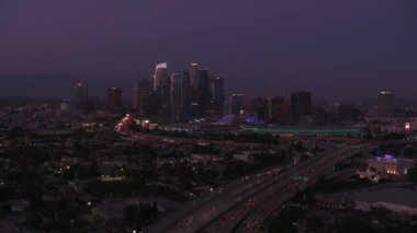 Los Angeles, Kaliforniya - 2017 dolaylarında: Alacakaranlıkta Los Angeles şehir merkezine giden otoyollar. Cineflex ve RED Epic-W Helyum ile çekilmiştir..