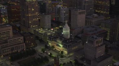Baltimore, Maryland, takriben 2017, Baltimore Belediye Binası 'nın gece manzarası. Cineflex ve RED Epic-W Helyum ile çekilmiştir..
