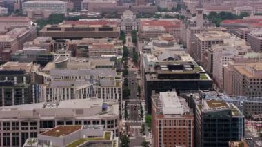 Washington, D.C. 2017 dolaylarında, 10. Cadde 'deki Smithsonian Ulusal Doğal Tarih Müzesi' ne uçuyor. Cineflex ve RED Epic-W Helyum ile çekilmiştir..