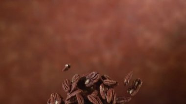 Fındık fıstığı ağır çekimde uçuyor, Fantom Flex 4K 'de çekiliyor.