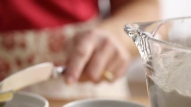 Zencefili karıştırma kabına sığdırıyorum.