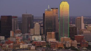 Dallas, Teksas - 2017 dolaylarında: Alacakaranlıkta Dallas, Teksas 'ın havadan görünüşü