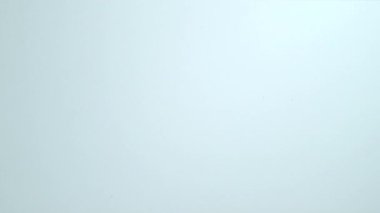 Yeşil elmalar suya yavaş çekimde sıçrıyor; Fantom Flex 4K 'de 1000 fps hızla çekiliyor.