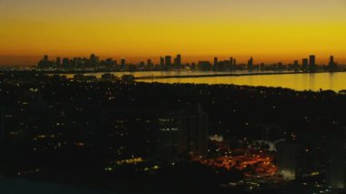 Miami Plajı 'nın hava manzarası, Florida alacakaranlıkta.