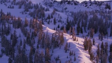 Oregon, 2018 dolaylarında güneş doğarken Güney Kardeş Dağı 'nın yamaçlarında uçuyor. Helikopterden Cineflex gimbal ve RED Epic-W kamerasıyla çekildi..