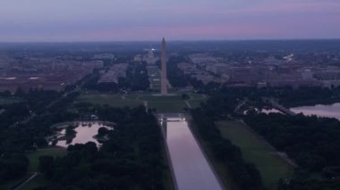 Washington, D.C. 2017 dolaylarında, Washington Anıtı 'nın havadan görünüşü Yansıyan Havuz' u yansıtıyor. Cineflex ve RED Epic-W Helyum ile çekilmiştir..