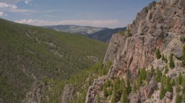 Yellowstone Ulusal Parkı, Wyoming. Yellowstone Ulusal Parkı 'nın havadan görünüşü. Helikopterden Shotover gimbal ve RED 8K kamera ile çekildi..