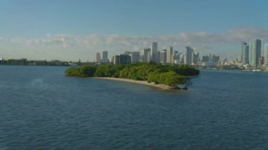 Miami, Florida 'ya doğru Pace Park Piknik Adaları' nı geçiyoruz.