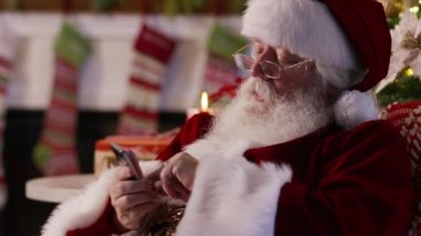 Noel Baba cep telefonu kullanıyor, yakın plan.