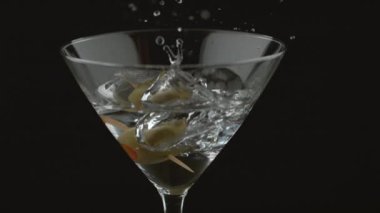 Yavaş çekimde zeytin martiniye sıçrar.