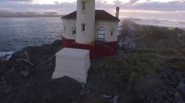 Bandon, Oregon 'daki Coquille Nehri Deniz Feneri' nin havadan görünüşü