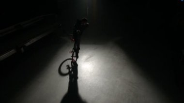 Bmx binici karanlık depoda hile yapıyor.