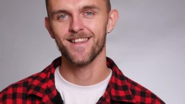 Beyaz arkaplanda insan portriatı