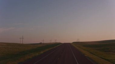 Gün doğumunda, Wyoming 'de otoyolda giderken.