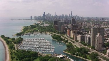 Chicago, Illinois dolaylarında 2017, Belmont Limanı üzerinden Chicago şehir merkezine doğru uçuyor. Cineflex ve RED Epic-W Helyum ile çekilmiştir..