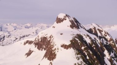 British Columbia, Kanada 2018 dolaylarında. Karla kaplı dağ sırasının havadan görünüşü. Helikopterden Cineflex gimbal ve RED Epic-W kamerasıyla çekildi..