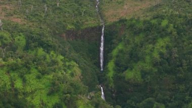 Kauai, Hawaii 2018 dolaylarında, Kauai 'deki güzel şelalelerin havadan görünüşü. Cineflex ve RED Epic-W Helyum ile çekilmiştir..