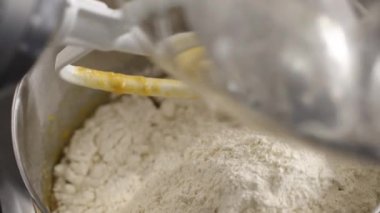 Malzemeler elektrik mikseriyle karıştırılıyor