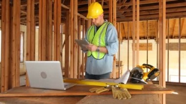 İnşaat işçisi iş sitede dijital tablet kullanma