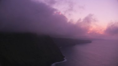Molokai, Hawaii 2018 dolaylarında. Molokai sahilinde güzel bir gün batımı. Cineflex ve RED Epic-W Helyum ile çekilmiştir..