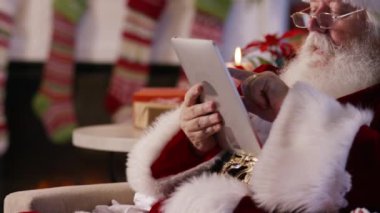 Noel Baba dijital tablet kullanma