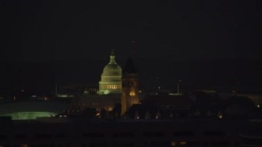 Washington, D.C. 2017 dolaylarında, gece Birleşik Devletler Kongre Binası 'nın havadan görünüşü. Cineflex ve RED Epic-W Helyum ile çekilmiştir..