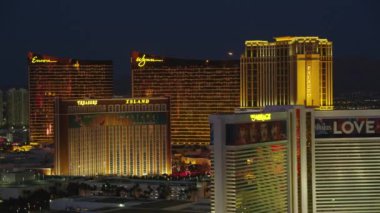 Las Vegas, Nevada dolaylarında 2017, Las Vegas Bulvarı 'ndaki kumarhanelerin havadan görünüşü. Cineflex ve RED Epic-W Helyum ile çekilmiştir..