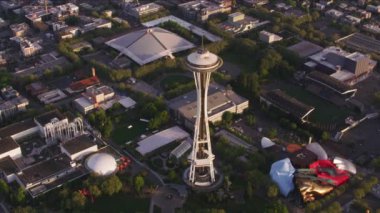 Seattle, Washington 2017 dolaylarında Seattle 'daki Space Needle' a bakıyor. Cineflex ve RED Epic-W Helyum ile çekilmiştir..