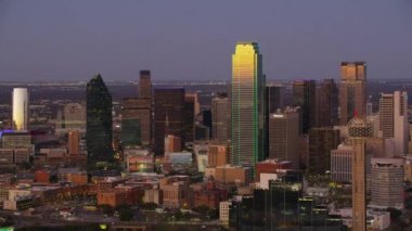 Dallas, Teksas - 2017 dolaylarında: Alacakaranlıkta Dallas, Teksas 'ın havadan görünüşü