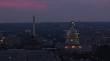 Washington, D.C. 2017 dolaylarında Lincoln Anıtı 'nın, Washington Anıtı' nın ve Kongre Binası 'nın alacakaranlıkta havadan görünüşü. Cineflex ve RED Epic-W Helyum ile çekilmiştir..