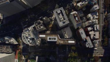 Tokyo, Japonya 2018 dolaylarında. Shinjuku, Tokyo 'daki şehir merkezindeki binaların yukarıdan görünüşü. Kırmızı kamerayla helikopterden çekilmiş..