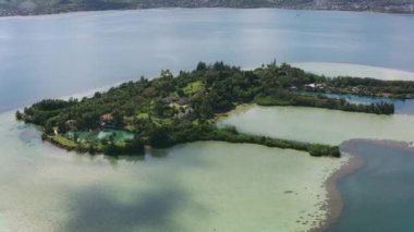 Oahu, Hawaii 2018 dolaylarında. Hindistan cevizi adasının havadan görünüşü. Cineflex ve RED Epic-W Helyum ile çekilmiştir..