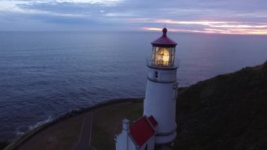 Gün batımında, Oregon 'da Heceta Head Deniz Feneri' nin hava görüntüsü.